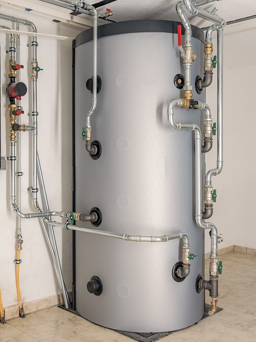 Warm water accumulatie buffervat als onderdeel van een hybride installatie door Renders