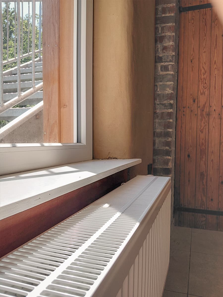 Laagtemperatuurradiator geïnstalleerd door Renders als aanvulling op warmtepomp